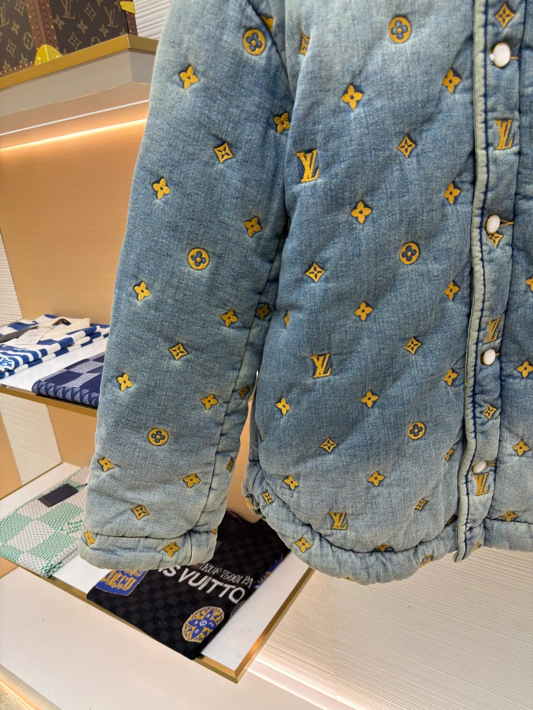 LOUIS VUITTON padded denim jacket-style shirt ●Authentic product: purchased and developed for 35999 ●Item number: 1680499-D10 ●Material: denim fabric ●Technology: washed production ●Version: fitted version ●Weight: about 1795 grams ●Size: 46-48-50-52 ●Description: This padded denim jacket-style shirt comes from the 2024 spring and summer show, decorated with a full-frame Monogram Quilted effect embroidery. The washed effect gives a soft and distressed look, adding a unique touch to winter outings. The overall wiring is straight and delicate, the fabric is comfortable and soft, and the color is consistent without color difference. It can be matched with the same style to create a fashionable look and control various occasions. Customized accessories, complete with three standards, same style for men and women!